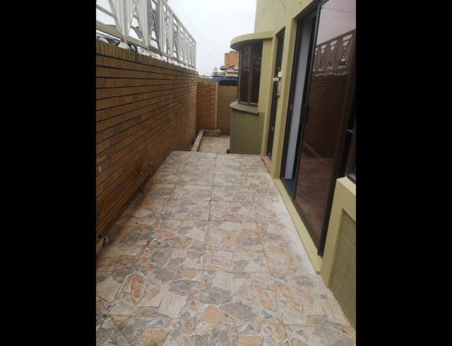 105M² BUSINESS CENTRE TO LET IN SYDENHAM